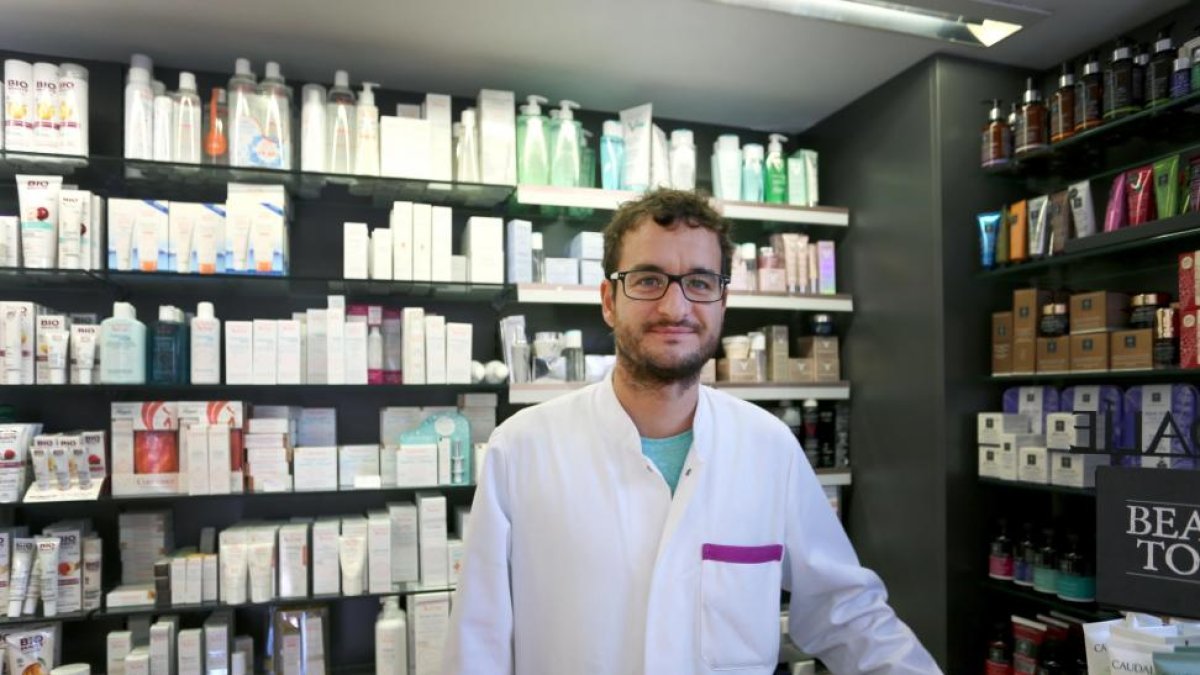 Víctor Puente, gerente de la farmacia de la calle Real de Burgos de Valladolid.-ICAL