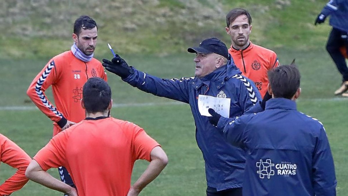 Luis César da órdenes a los jugadores durante el entrenamiento.-J. M. LOSTAU