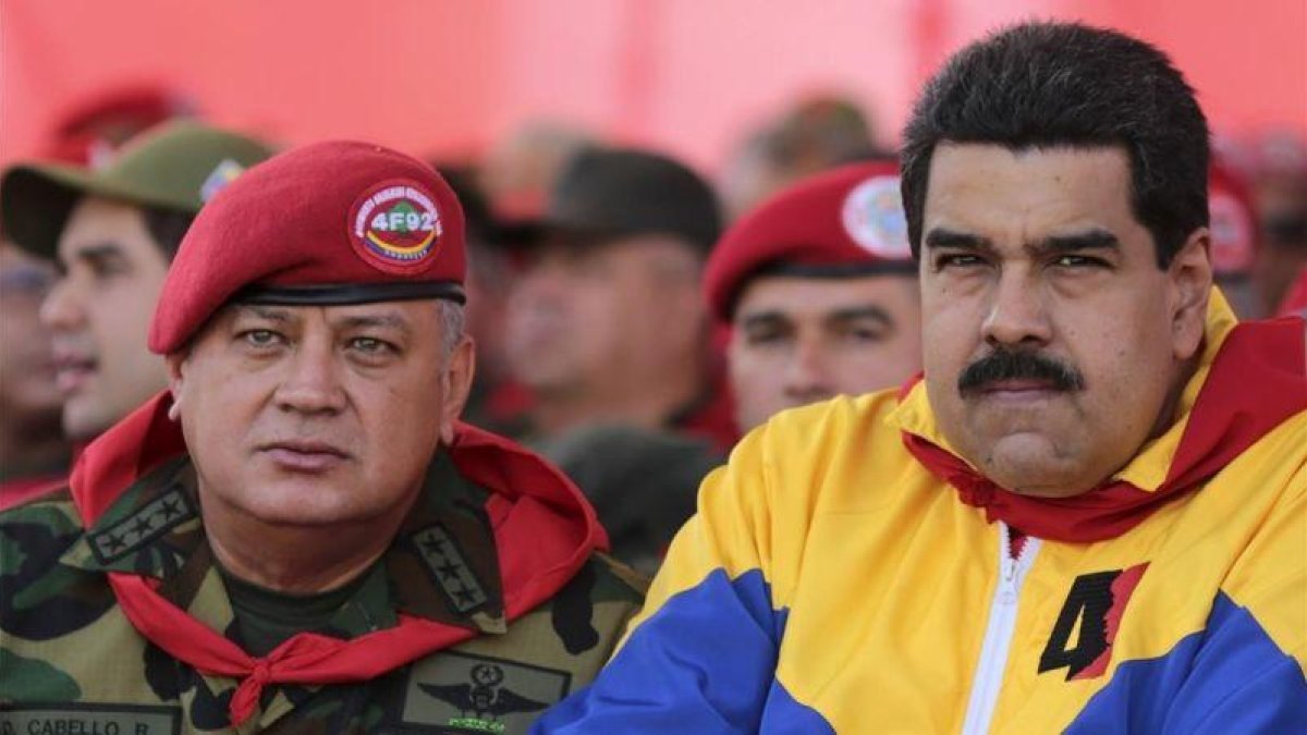 El Chavista Diosdado Cabello (izquierda), presidente de la Asamblea Nacional, junto al mandatario venezolano, Nicolás Maduro, en un acto oficial.-REUTERS