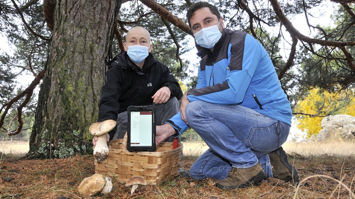 Cristina Gómez y José Miguel Altelarrea, responsables de la innovación del Cesefor, muestran la nueva aplicación smartbasket. / V. G.