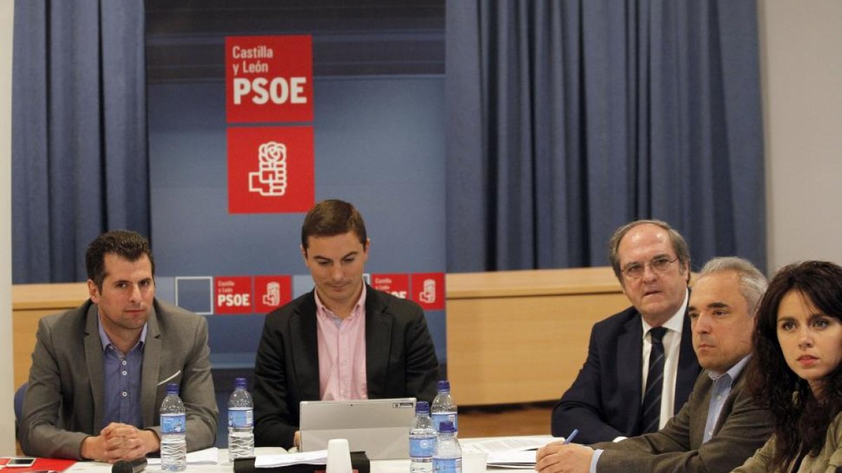 (I a D) el alcalde de Soto del Real, Juan Lobato, el secretario general del PSCyL-PSOE, Luis Tudanca y el portavoz del PSOE en la Asamblea del Madrid, Ángel Gabilondo, asisten a la I Conferencia Interparlamentaria Socialista de Castilla y León en Madrid.-ICAL