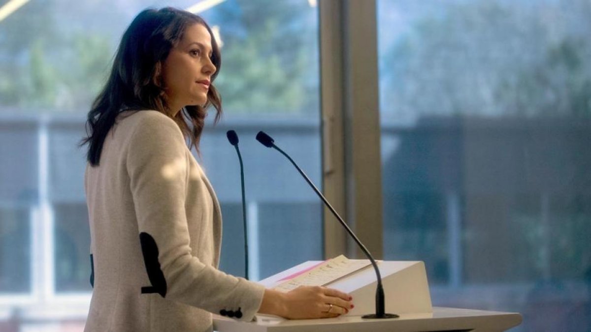 Inés Arrimadas, en rueda de prensa en la sala de prensa del Parlament.-/ EFE / QUIQUE GARCÍA