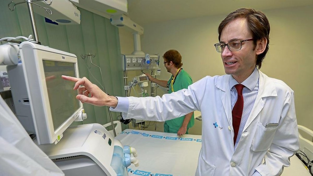 El doctor Bustamante Munguira en las instalaciones del Clínico.-J.M. LOSTAU