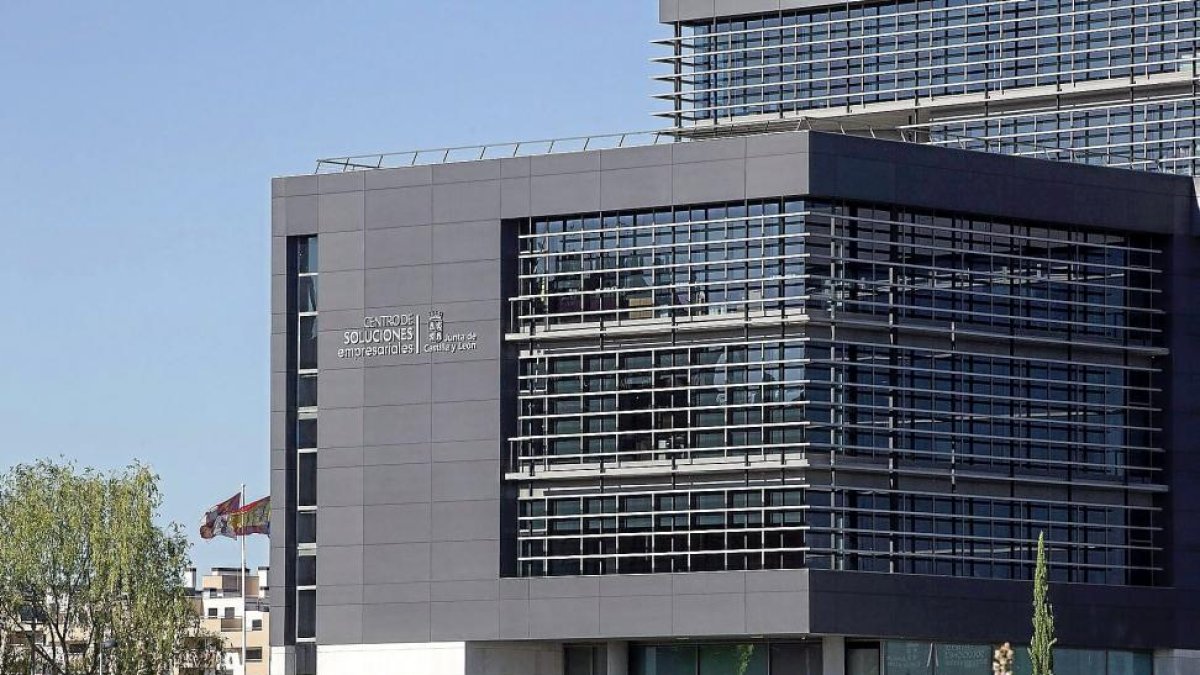 Edificio de Soluciones Empresariales de Arroyo de la Encomienda, conocido como La Perla Negra.-P. REQUEJO