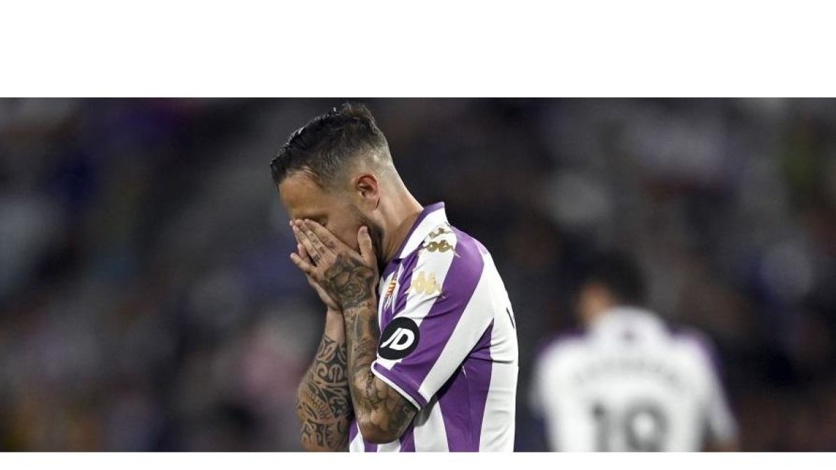 Iván Sánchez se echa las manos a la cara tras una jugada. / LALIGA