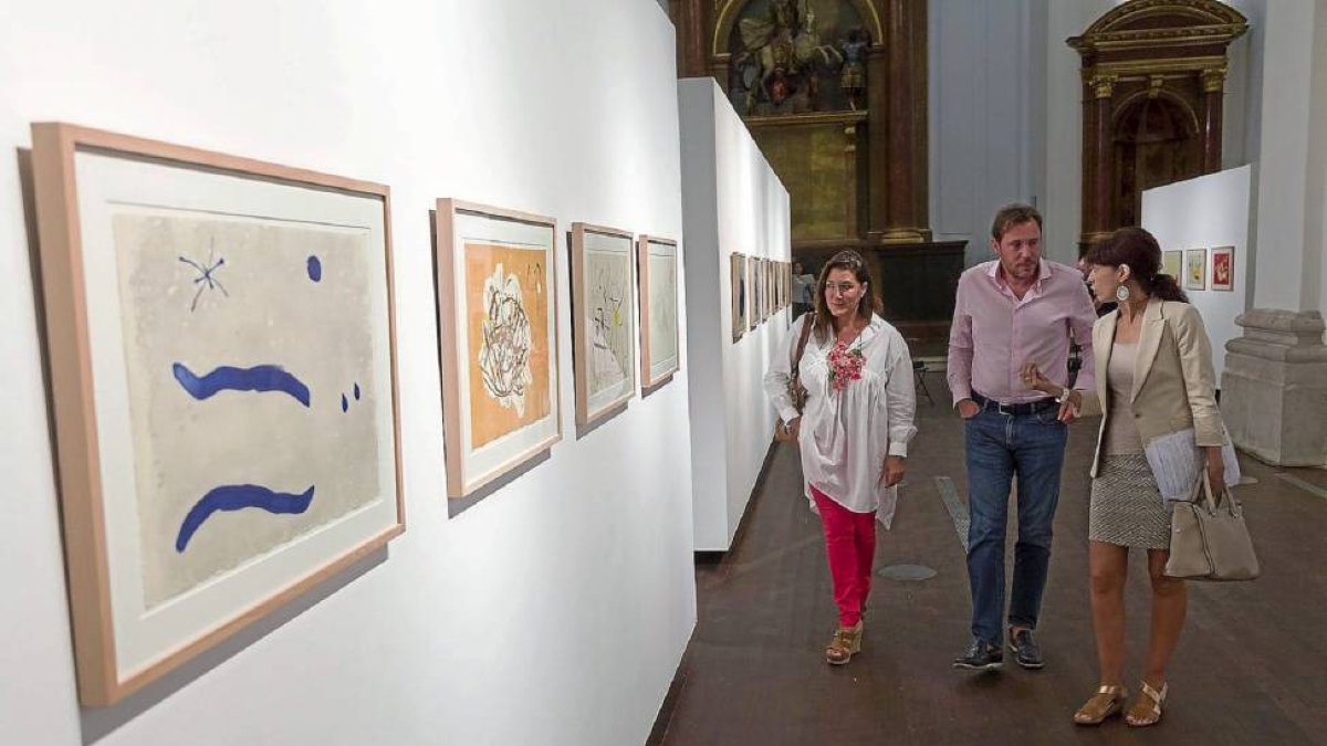 Dolores Durán, Óscar Puente y Ana Redondo, durante la inauguración de la exposición 'Joan Miró. Cántico del Sol y otros diálogos literario'.-Photogenic.