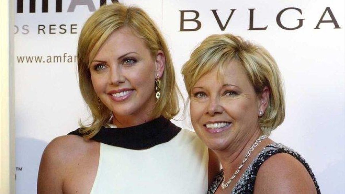 Charlize Theron y su madre Gerda, en una imagen de 2001.-AP / LUCA BRUNO