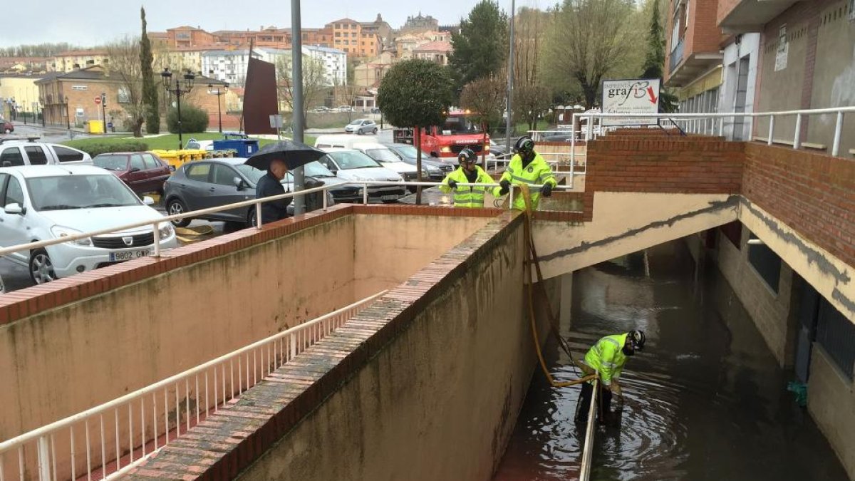 La lluvia ocasiona diversos problemas en la ciudad de Ávila-ICAL