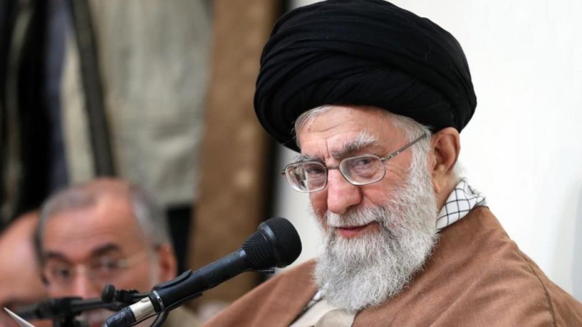 El líder supremo iraní, el ayatolá Ali Khamenei, en el discurso donde culpa a los enemigos de Irán de pretender desestabilizarlo.-AFP