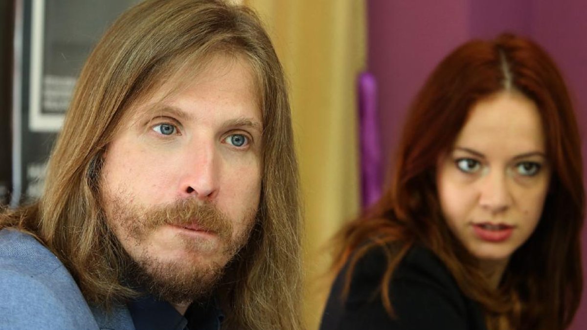 Pablo Fernández, ayer, junto a la procuradora de la formación en las Cortes, Lorena González.-ICAL