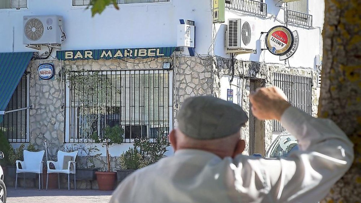 Un anciano observa el local donde se produjo el tiroteo.-MIGUEL ÁNGEL SANTOS