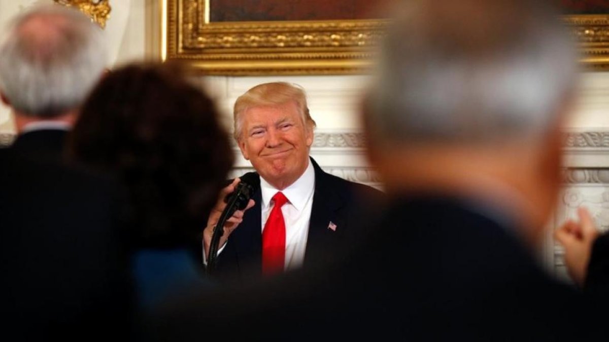Trump, en el encuentro con los gobernadores en la Casa Blanca, este domingo.-KEVIN LAMARQUE