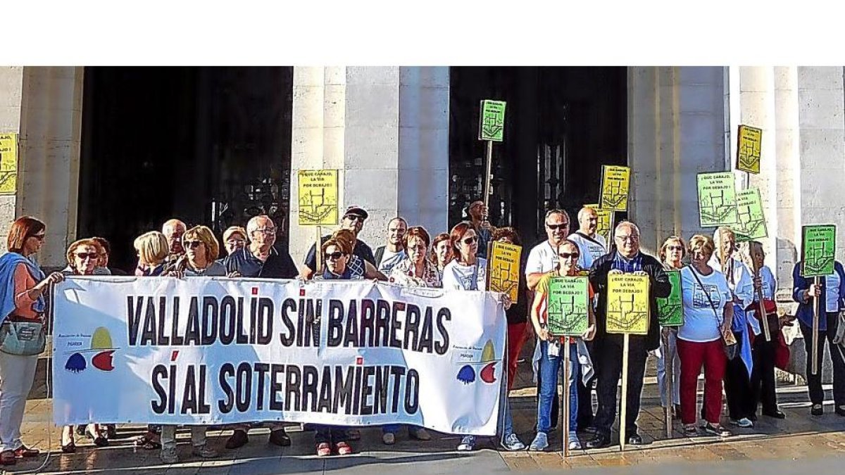 Un grupo de vecinos protesta a las puertas del Ayuntamiento durante la reunión del alcalde con los representantes del barrio de La Pilarica.-E. M.