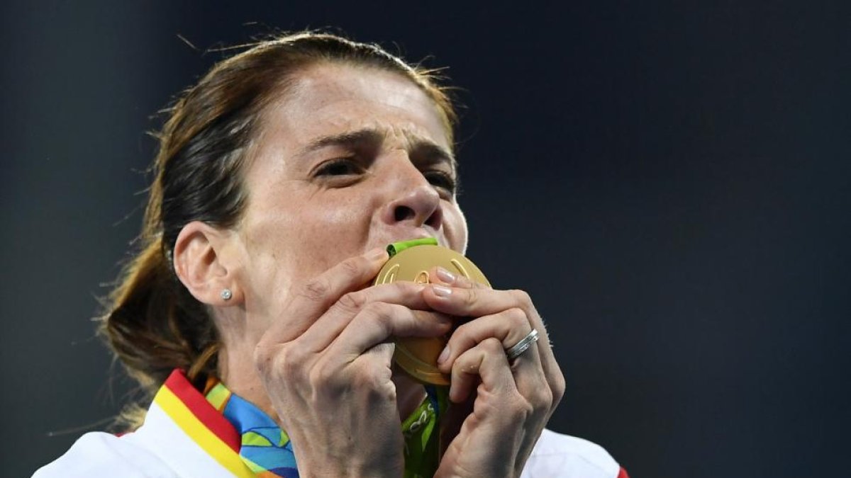 Ruth Beitia besa la medalla de oro que acaba de conseguir en salto de altura-DYLAN MARTÍNEZ (REUTERS)