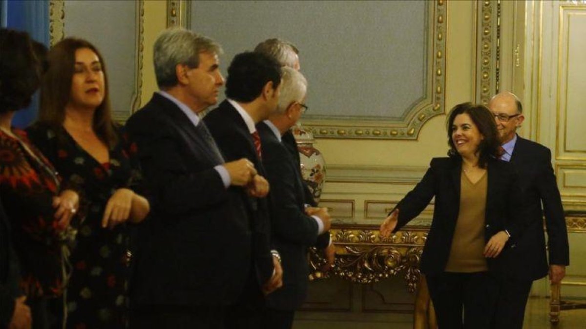 Santamaría y Montoro saludan a los consejeros autonómicos, este viernes en Madrid.-AGUSTÍN CATALÁN