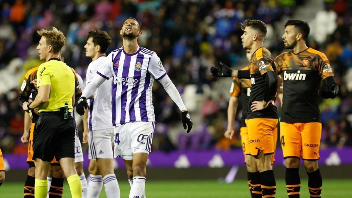Gesto contrariado de Joaquín en el partido disputado anoche en el estadio Zorrilla.-J. M. LOSTAU