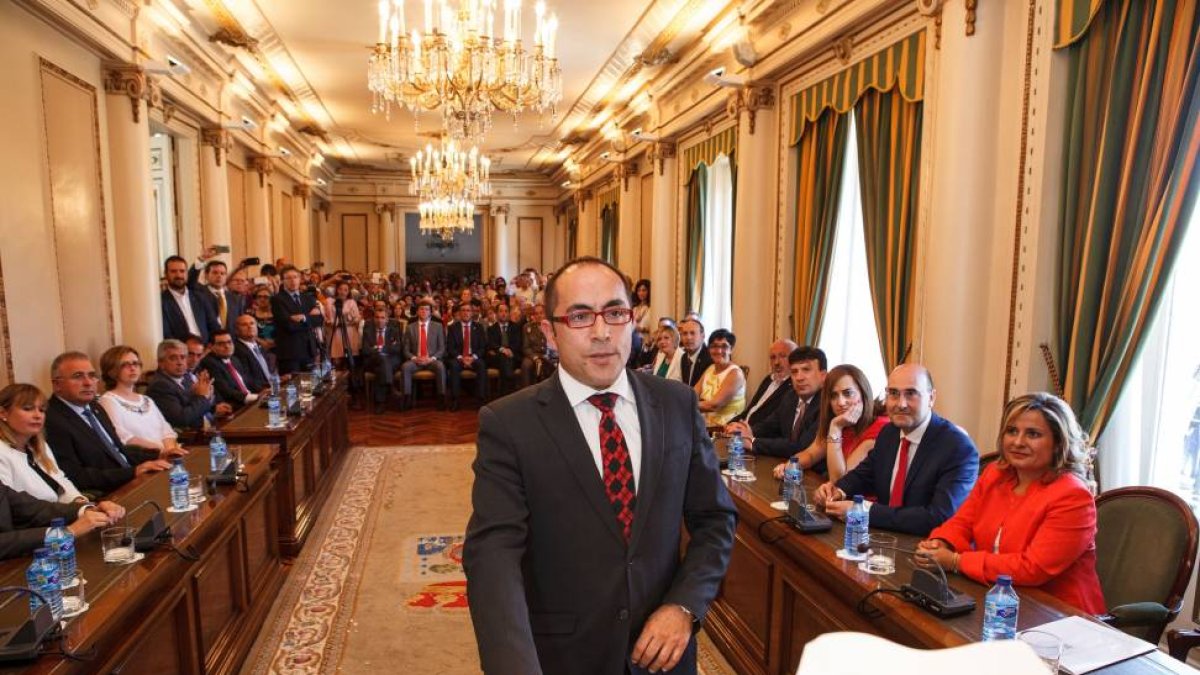 El candidato socialista a la Diputación de Soria, Luis Rey, toma posesión de su cargo como presidente tras 30 años de gobierno del Partido Popular-Ical