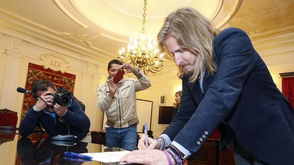 Pablo Fernández asiste al acto de recogida de credenciales como procurador en las Cortes-ICAL