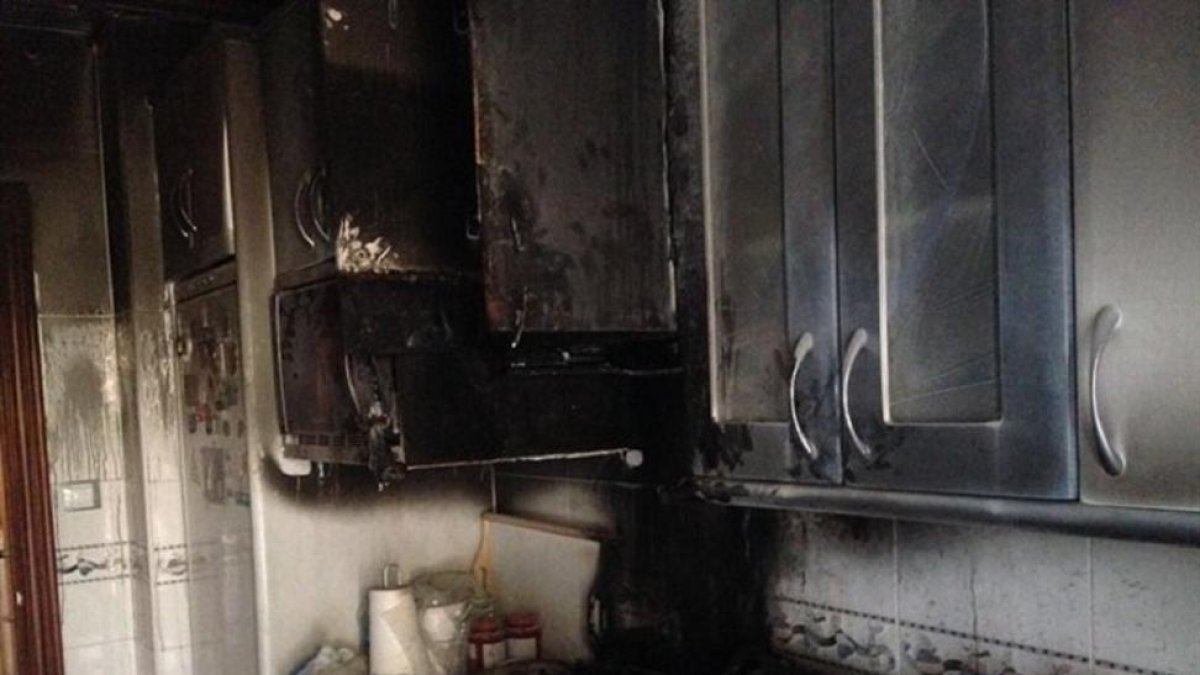 Una mujer intoxicada por humo en el incendio de una vivienda en Valladolid