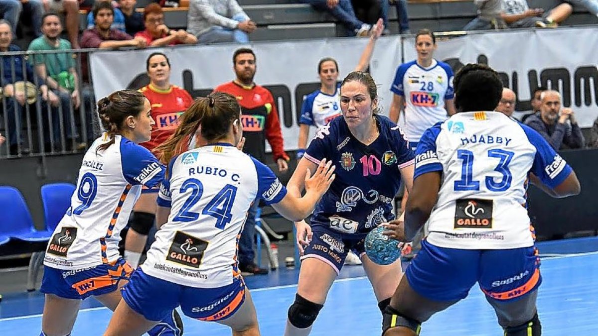 María O´Mullony, de nuevo la mejor anotadora del Aula, rodeada por tres rivales del Granollers.-VALENTÍN GUISANDE