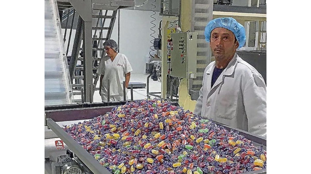 Ángel Blázquez, uno de los tres hermanos que lleva el negocio  de Golydul en Ávila.-A. G.