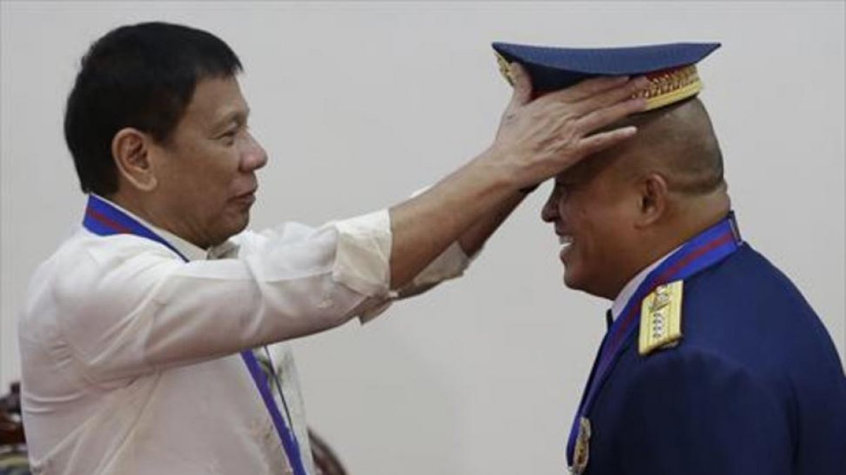 El presidente de Filipinas Rodrigo Duterte (izq), en una foto de archivo con el jefe de policía, Ronald de la Rosa.-AP/ AARON FAVILA