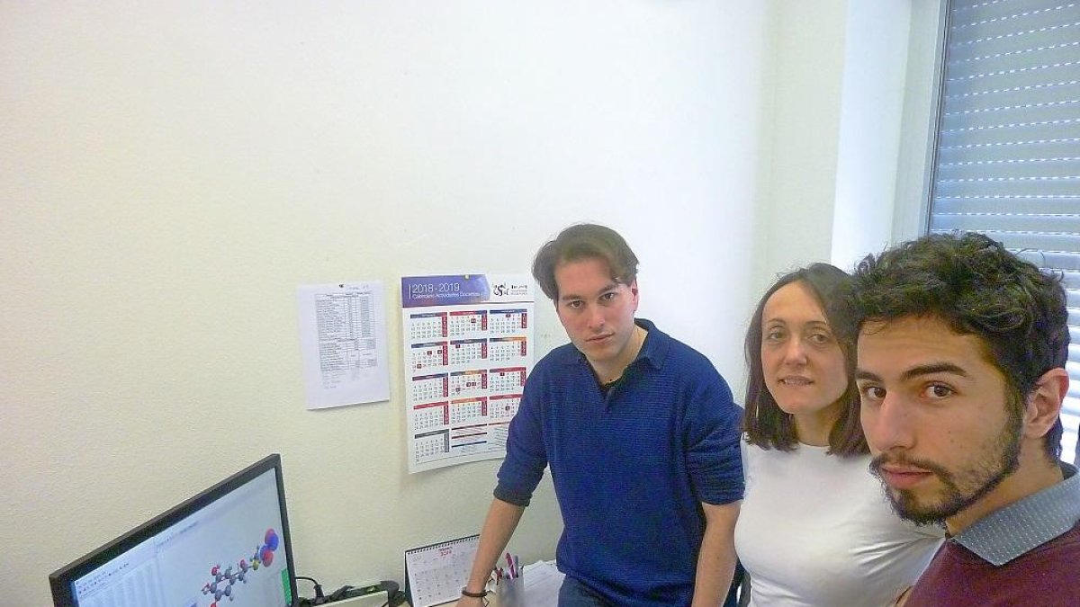 Pablo García, Cristina Sanz y Pablo Ortega en las instalaciones de la Universidad de Salamanca.-EL MUNDO