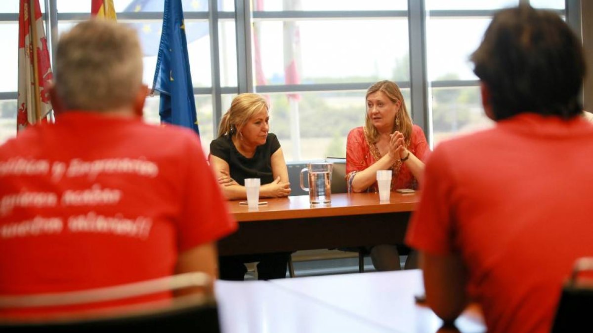 La vicepresidenta y consejera de Economía y Empleo, Rosa Valdeón, y la consejera de Hacienda, Pilar del Olmo, se reúnen con los trabajadores de Itevelesa encerrados en el edificio ADE Parques Tecnológicos y Empresariales de Castilla y León, en Arroyo de l-Ical