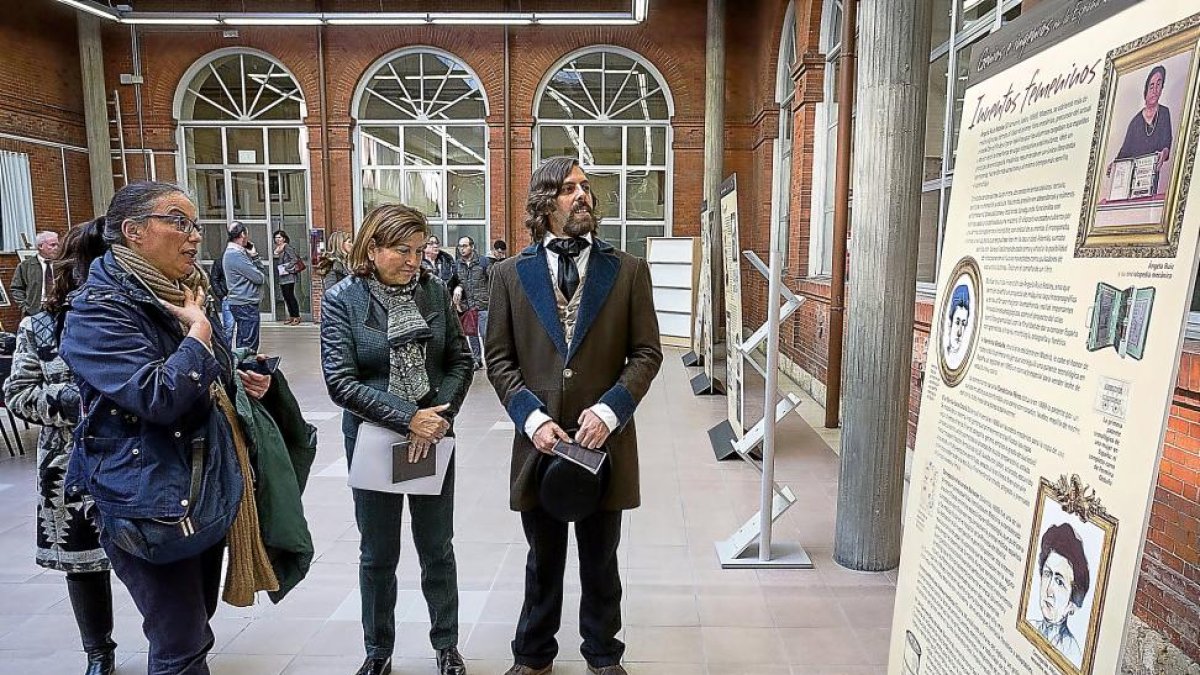 Paz Altés, Victoria Soto y un José Zorrilla del siglo XXI, en la muestra.-M. A. SANTOS