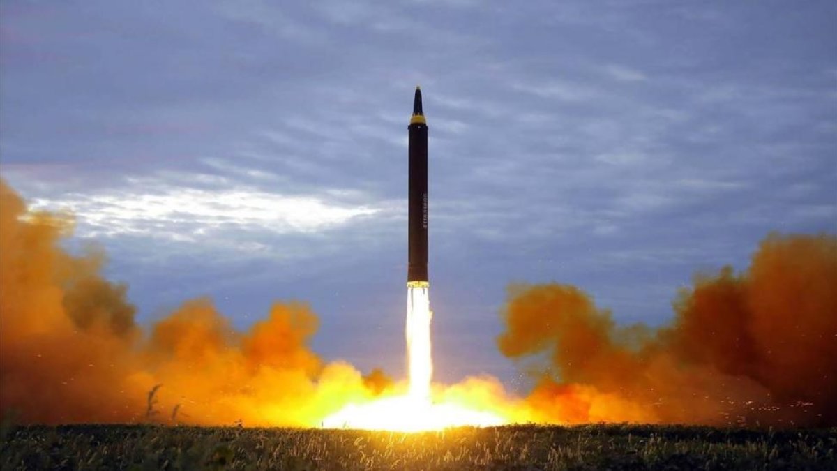 Imagen del misil de medio alcance Hwasong-12 que lanzón Pionyang el pasado martes-STR
