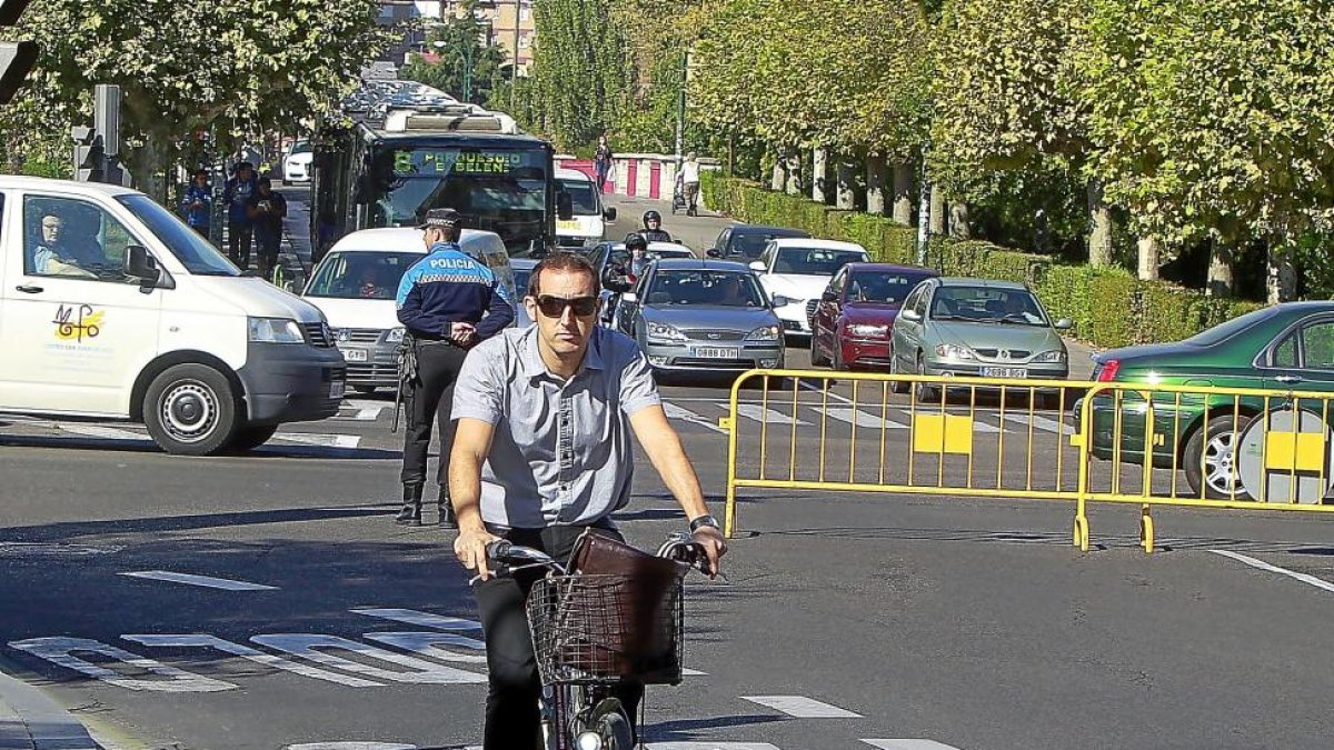 Un ciclista por la plaza del Poniente en uno de los cortes del tráfico por el centro de la ciudad.-J.M. LOSTAU