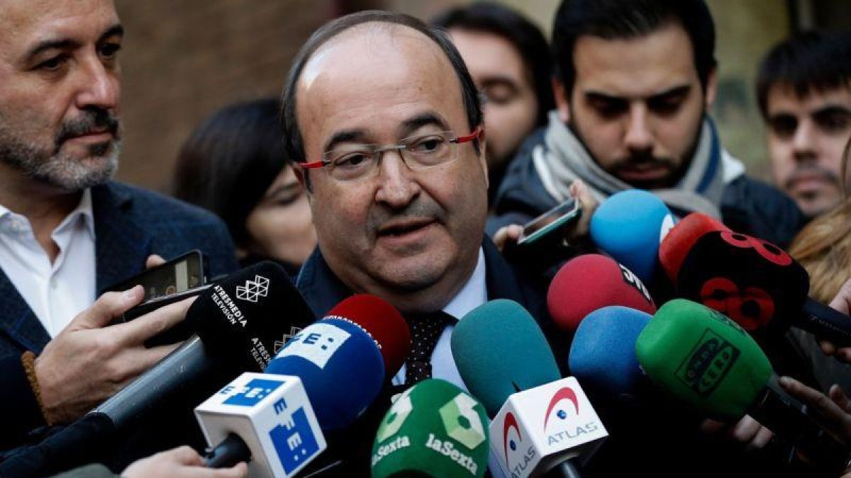 Miquel Iceta atiende a los medios de comunicación.-PAU BARRENA (AFP)