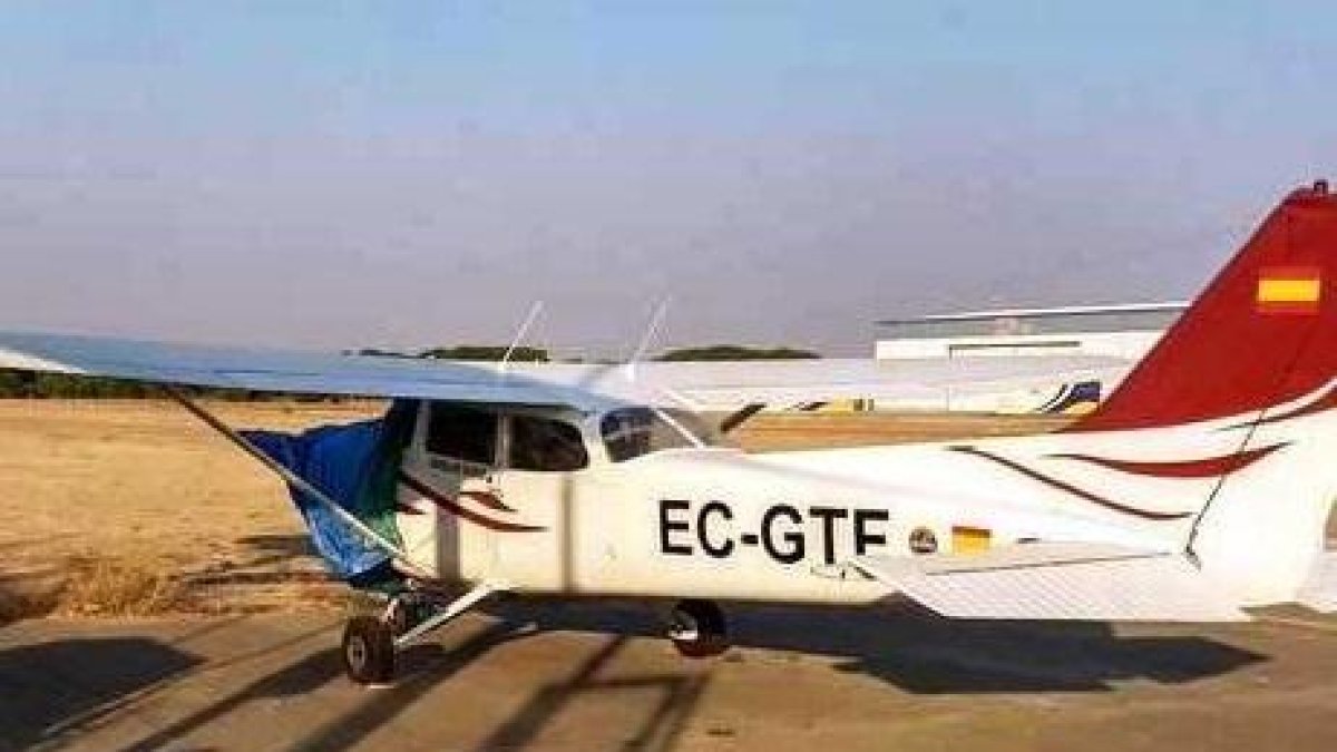 A la izda. aeronave Mitsubisgi que se utiliza para formación de mecánicos y arriba, la Cessna. que aún permanece en el aeródromo de Matilla.-E. M.
