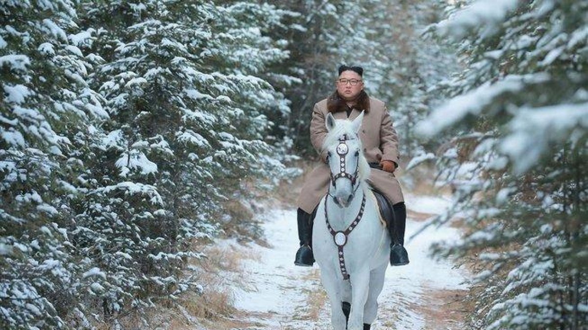 Kim Jong-un, en las faldas del monte Paektu.-EFE