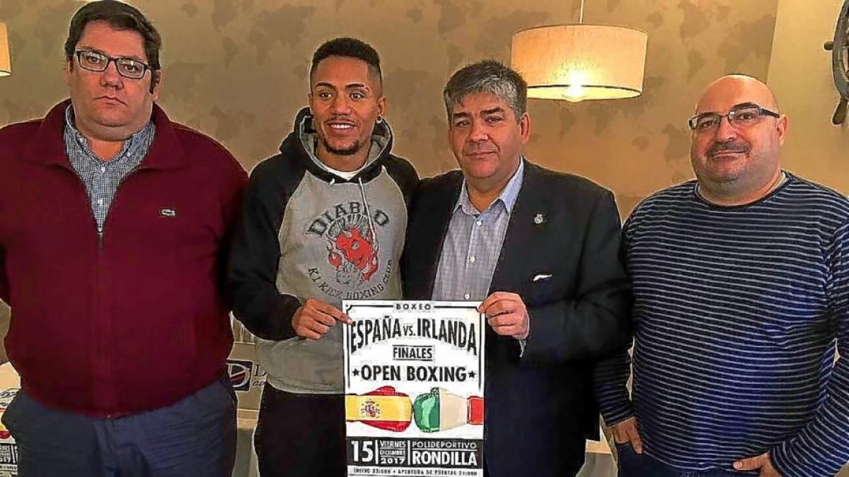 De izquierda a derecha, Fernando Bustamante, el boxeador Lucas Gomes, Luis García y Pedro Retuerto, durante la presentación de la velada.-EM