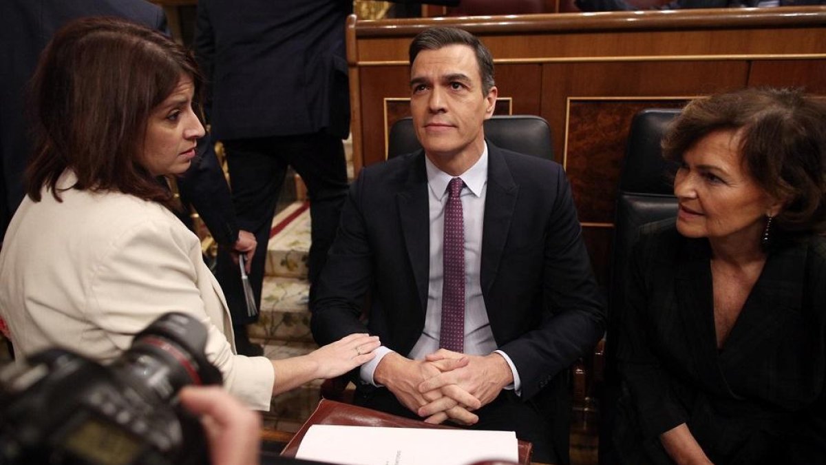 El presidente de Gobierno en funciones y secretario general del PSOE, Pedro Sánchez, junto con la portavoz del grupo en el Congreso, Adriana Lastra (i) y la vicepresidenta del Gobierno en funciones, Carmen Calvo.-EUROPA PRESS