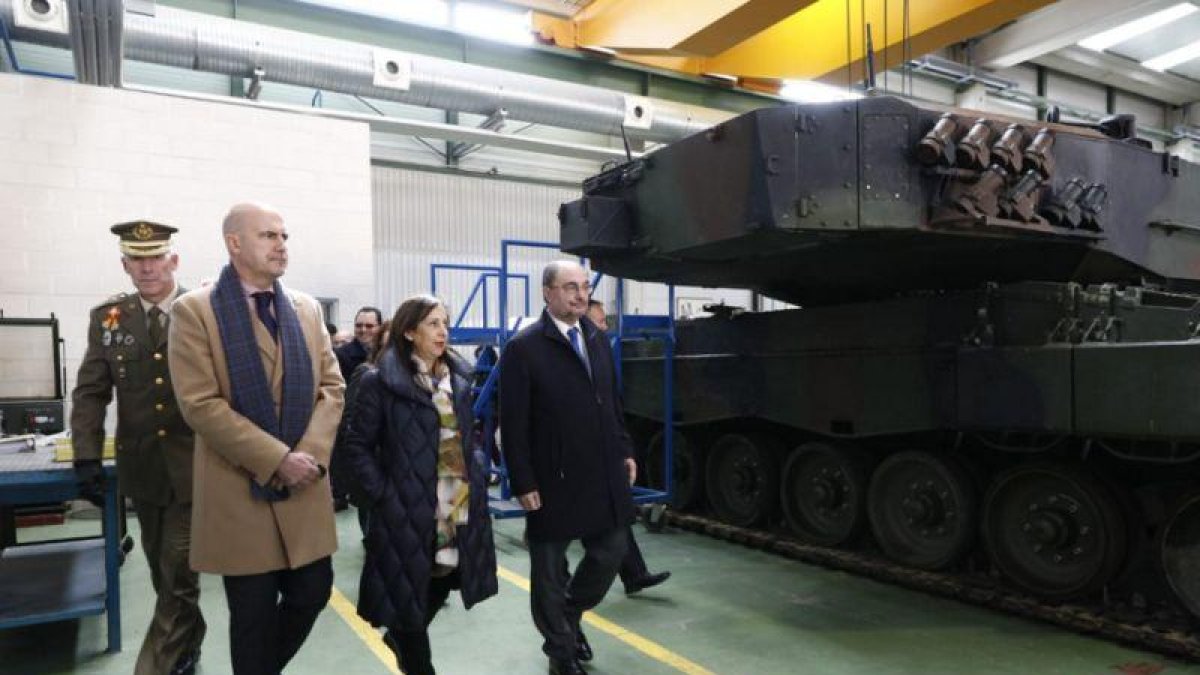 Margarita Robles durante la visita de hoy junto al presidente Javier Lambán, en la Academia Logística de Calatayud.-TWITTER GOBIERNO DE ARAGON