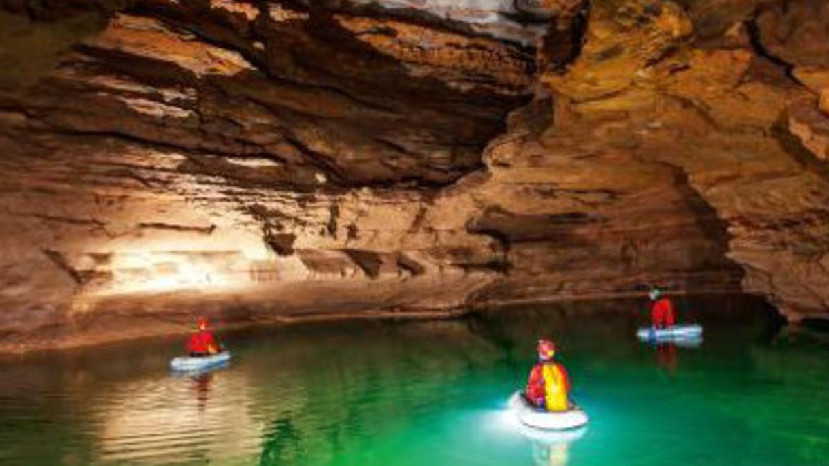 El interior de la gruta de Padirac.-