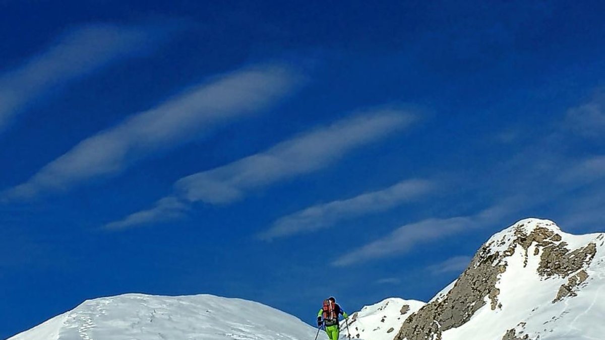 Un montañero avanza hacia la cumbre de Los Bígaros.-N.S.