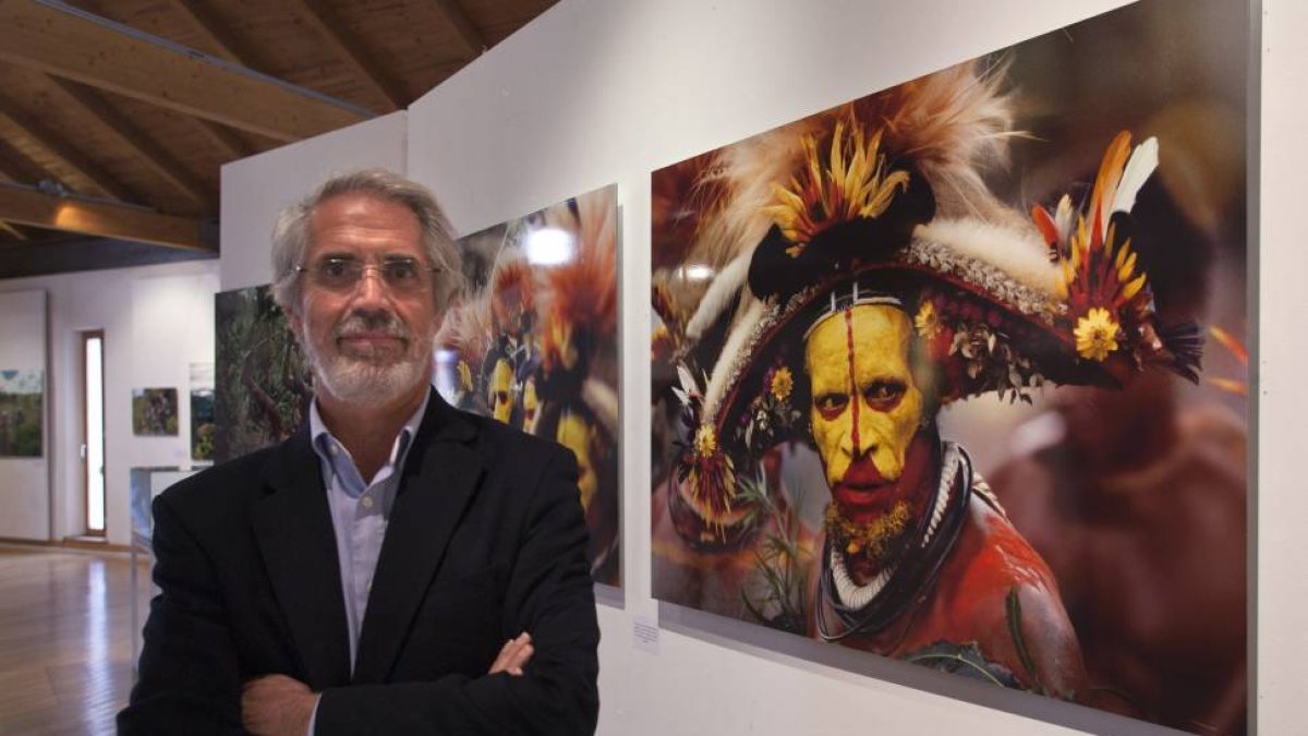 Inauguración de la exposición 'Uantoks. Las expediciones de Pedro Saura a las Tierras Altas de Papúa-Nueva Guinea', del Museo de la Evolución Humana de Burgos. En la foto, el fotógrafo Pedro Saura junto a algunas de sus obras-Ical