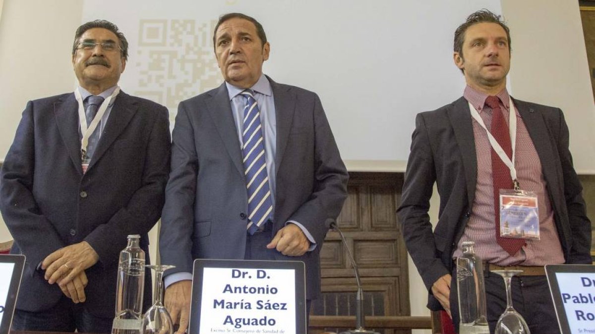 El consejero de Sanidad, Antonio María Sáez, inaugura el 2º Congreso Autonómico de la Sociedad Española de Médicos de Atención Primaria (Semergen). En la imagen el consejero junto al doctor Pablo G. Baz (D), presidente del comité organizador; y a Jose Luí-Ical