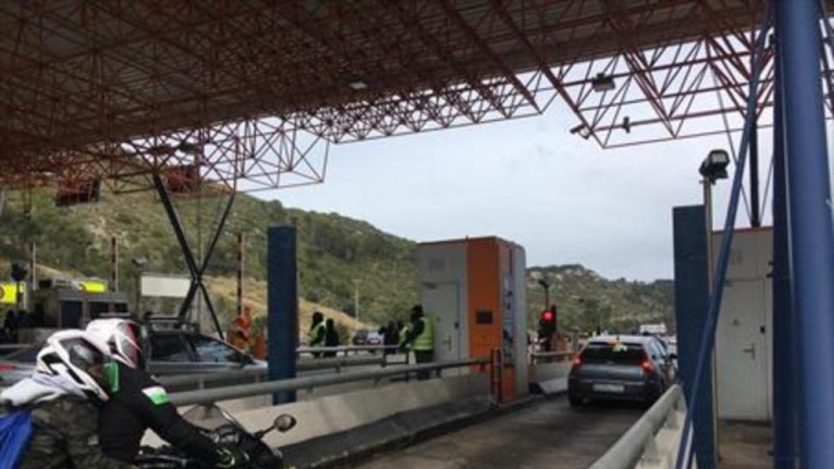 Vigilancia policial y acciones de los CDR en la C-32 y la AP-7, ayer y el domingo.-CDR / ACN (JULIA PÉREZ) / EFE (TONI ALBIR)