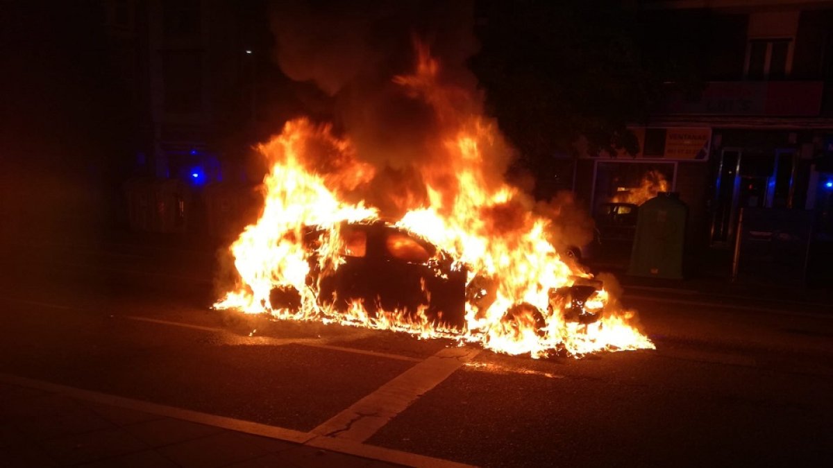 Coche arde en la calle Puente Colgante.- E.M.