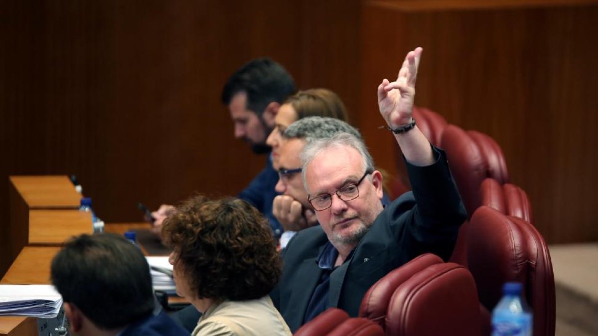 El procurador socialista José Francisco Martín, durante las votaciones en el Pleno de presupuestos.-ICAL