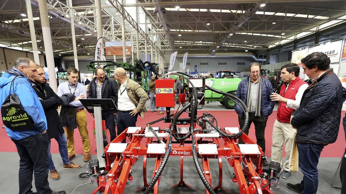 Agricultores cambian impresiones sobre la nueva maquinaria expuesta en la feria ‘Agrovid’ de Valladolid. / ICAL