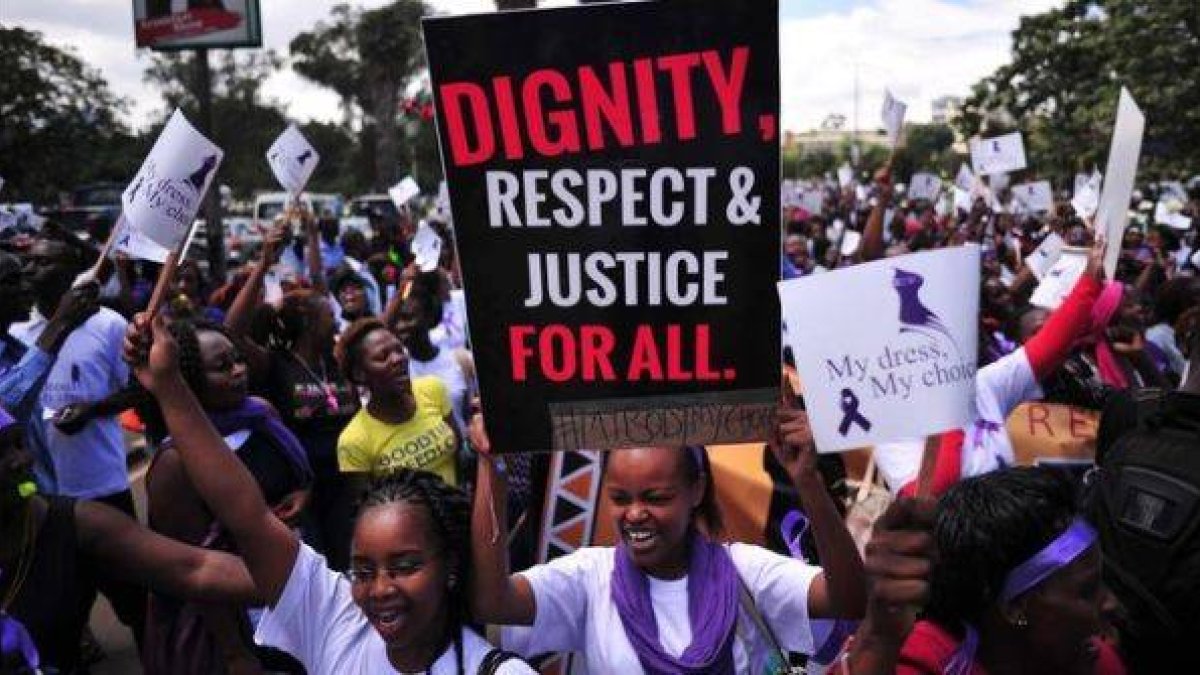 Mujeres kenianas gritan consignas contra la violencia sexual, este lunes en Nairobi.-Foto: AFP / SIMON MAINA