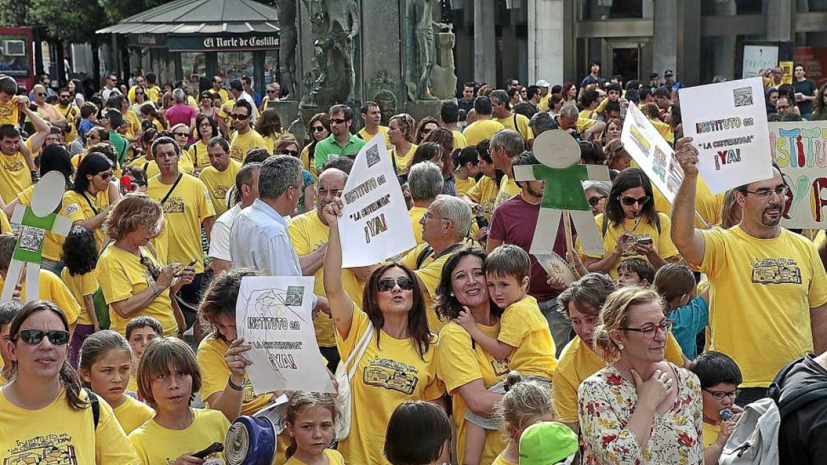 Los manifestantes de la Comisión Pro-Instituto protestan el pasado día 13 en Fuente Dorada.-J.C. Castillo