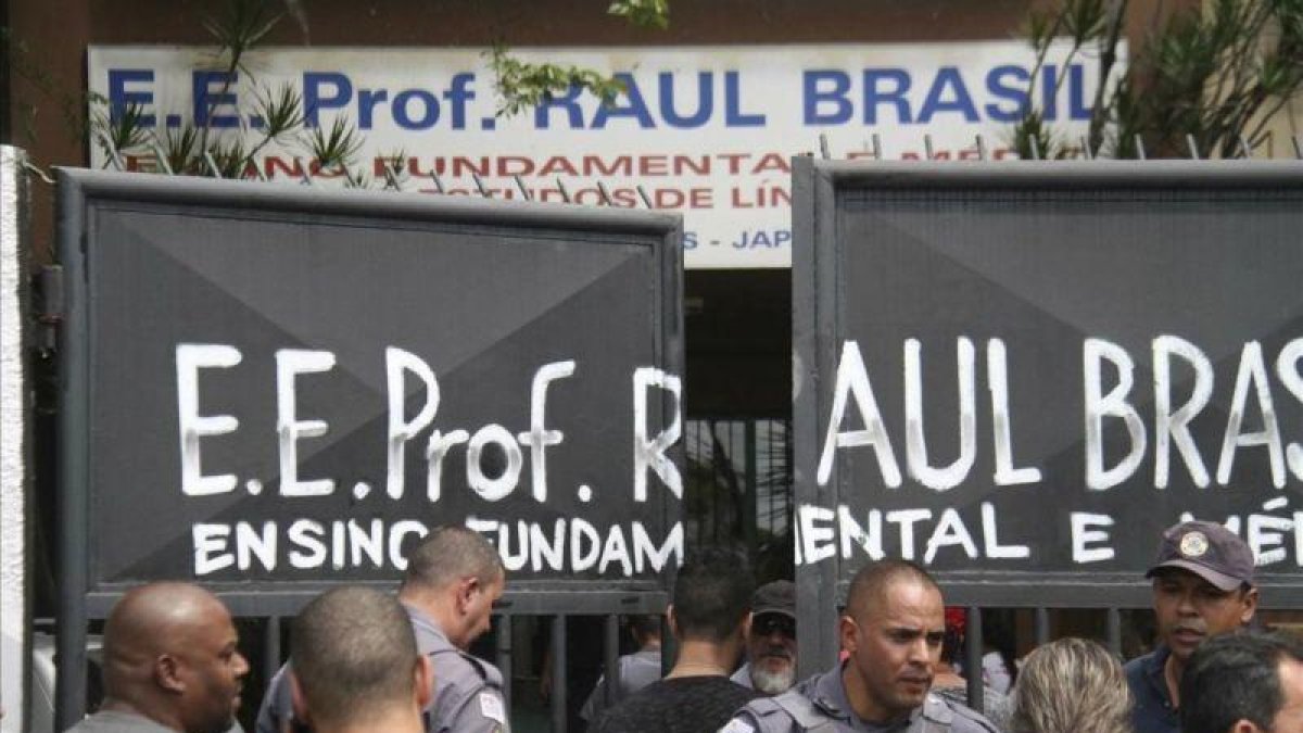 Policías en la entrada de la escuela Raul Brasil, en Suzano, donde se ha producido el tiroteo.-MAURICIO SUMIYA (AP)