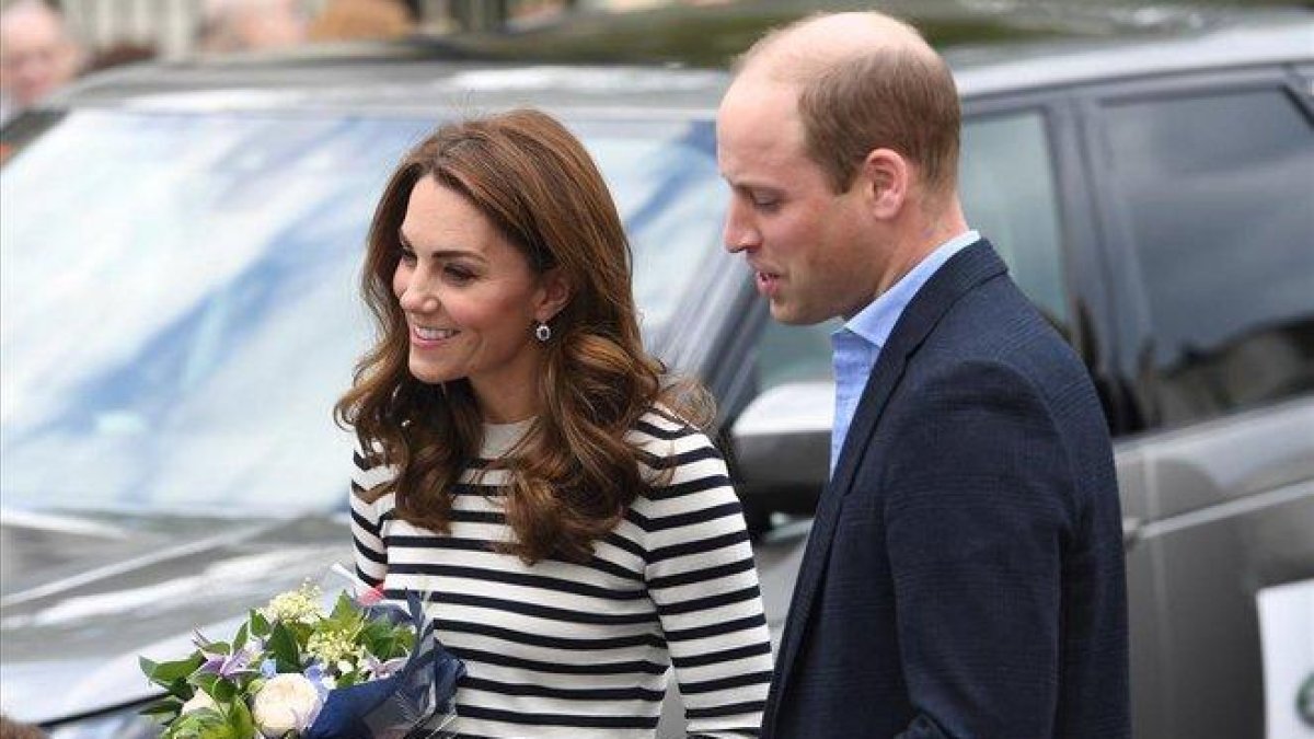 Los duques de Cambridge, Guillermo y Kate, llegan la residencia de los duques de Sussex, Enrique y Meghan, para visitar al recién nacido, este martes.-EFE