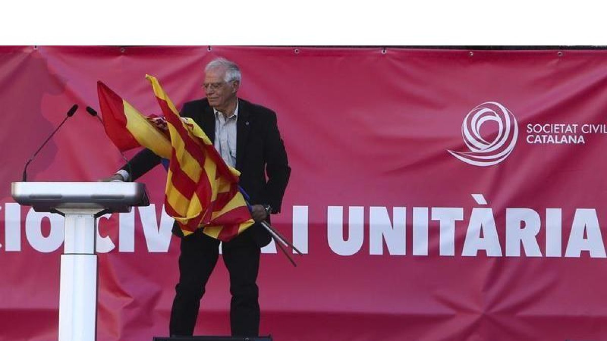 l exministro y expresidente del Parlamento Europeo (PE) Josep Borrell, durante su intervención tras la manifestación convocada hoy.-EFE
